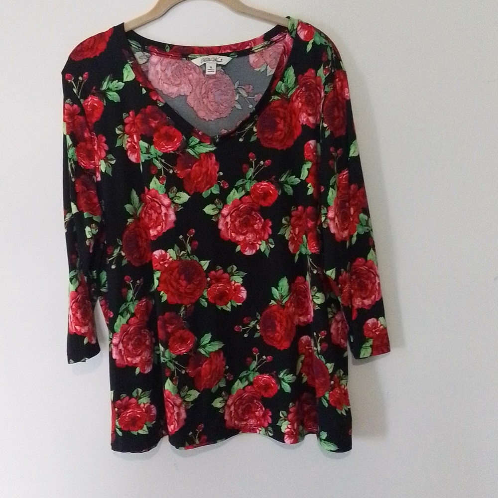 Pioneer women's lot of two size XL V neck floral tops black/red green/red